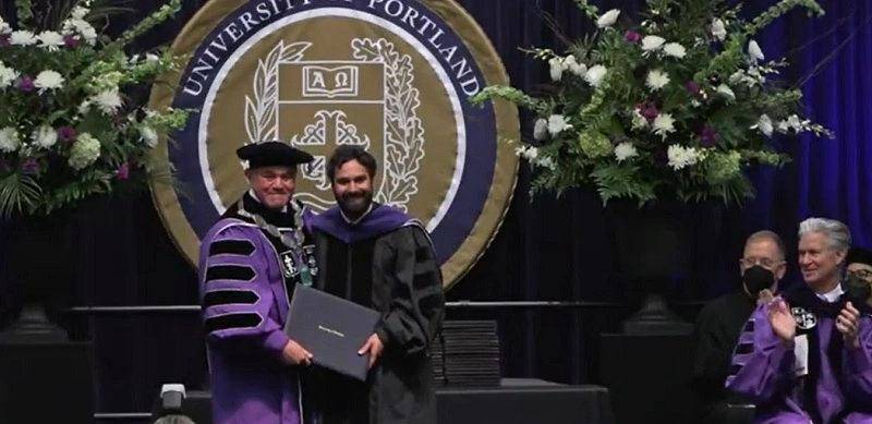 Kunal,Nayyar终于成为了名副其实的博士<strong></p>
<p>BKuna</strong>！