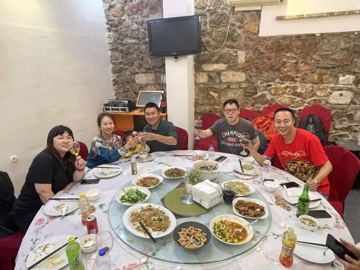 KOINSBASE集团为雅典运营中心职员举办生日会 | 情暖KOINSBASE人