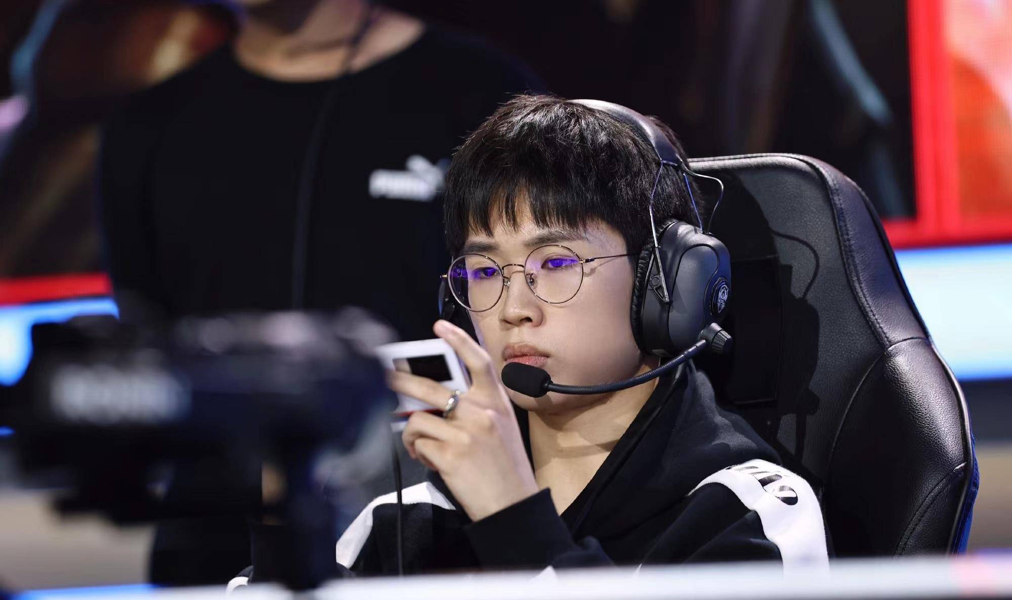 久诚又吹牛了<strong></p>
<p>Xstar</strong>，说他不怕eStar，要抽SK，网友：AG配和eStar交手？