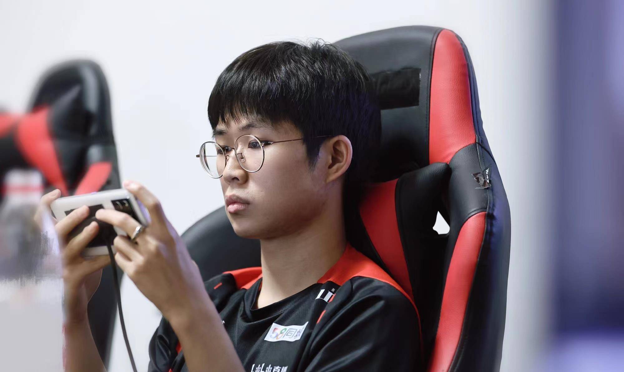 久诚又吹牛了<strong></p>
<p>Xstar</strong>，说他不怕eStar，要抽SK，网友：AG配和eStar交手？