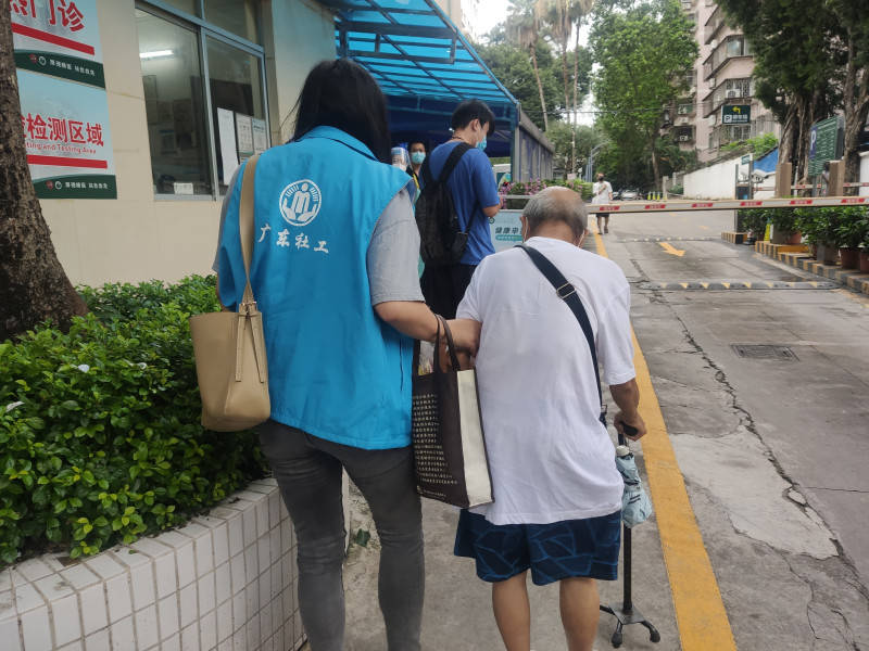 广州市白云区白云湖街助力独居长者重返美丽“视”界