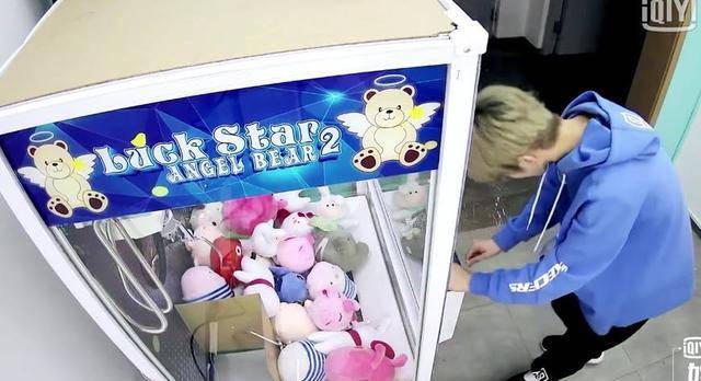 蔡徐坤抓娃娃时话好少，分不清是抓到的是小人儿还是兔子