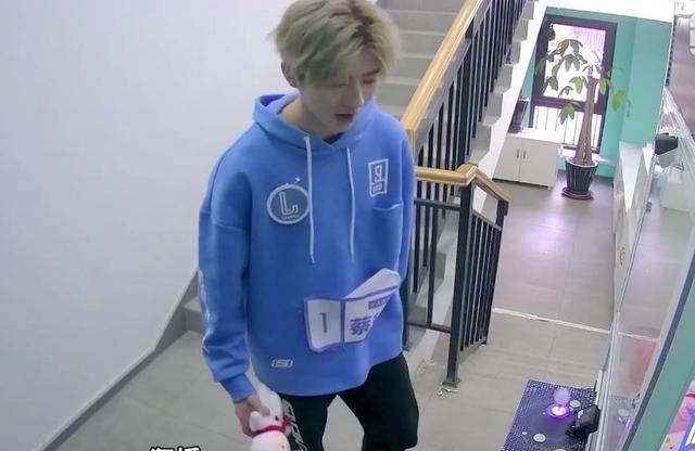 蔡徐坤抓娃娃时话好少<strong></p>
<p>兔子币</strong>，分不清是抓到的是小人儿还是兔子