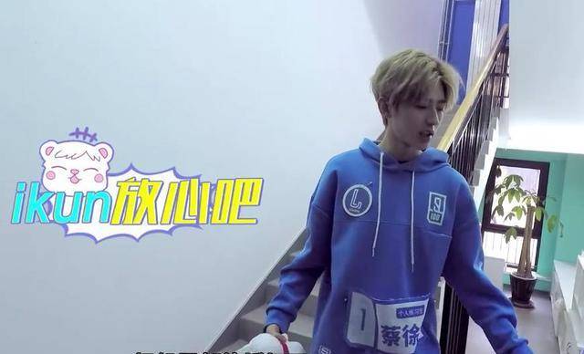 蔡徐坤抓娃娃时话好少<strong></p>
<p>兔子币</strong>，分不清是抓到的是小人儿还是兔子