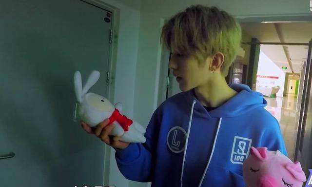 蔡徐坤抓娃娃时话好少<strong></p>
<p>兔子币</strong>，分不清是抓到的是小人儿还是兔子