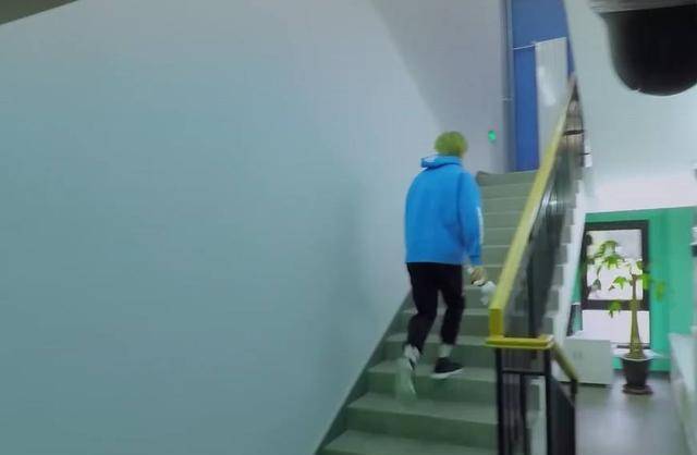 蔡徐坤抓娃娃时话好少<strong></p>
<p>兔子币</strong>，分不清是抓到的是小人儿还是兔子