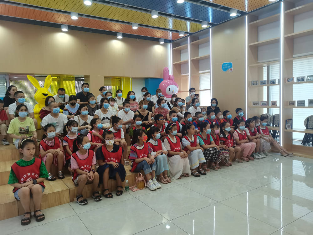 萌娃识币辨钱 小小“柜员”可爱来袭~