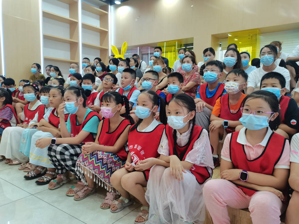 萌娃识币辨钱 小小“柜员”可爱来袭~