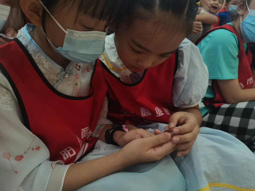 萌娃识币辨钱 小小“柜员”可爱来袭~