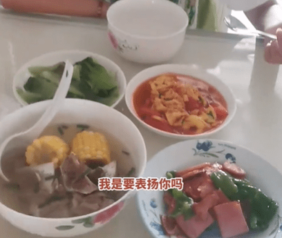 14岁女孩做一桌子饭菜<strong></p>
<p>一币网</strong>,妈妈一句话被全网骂惨