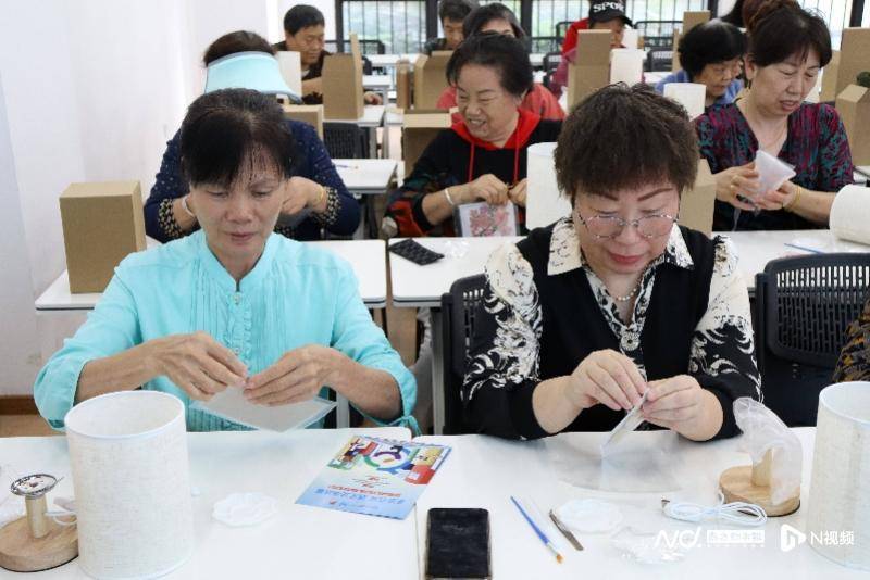 福城街道丹湖社区：长者巧手制作压花灯<strong></p>
<p>悦享币</strong>，悦享夕阳生活