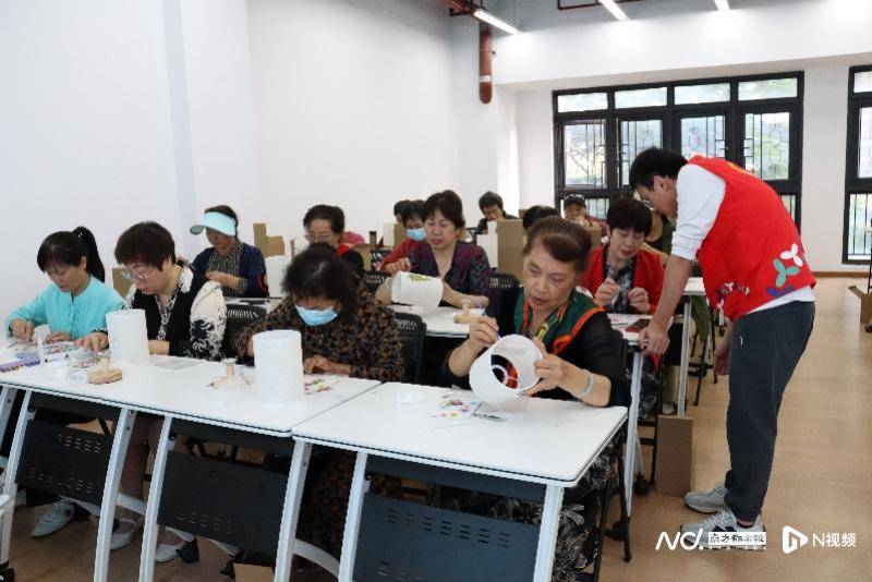 福城街道丹湖社区：长者巧手制作压花灯<strong></p>
<p>悦享币</strong>，悦享夕阳生活