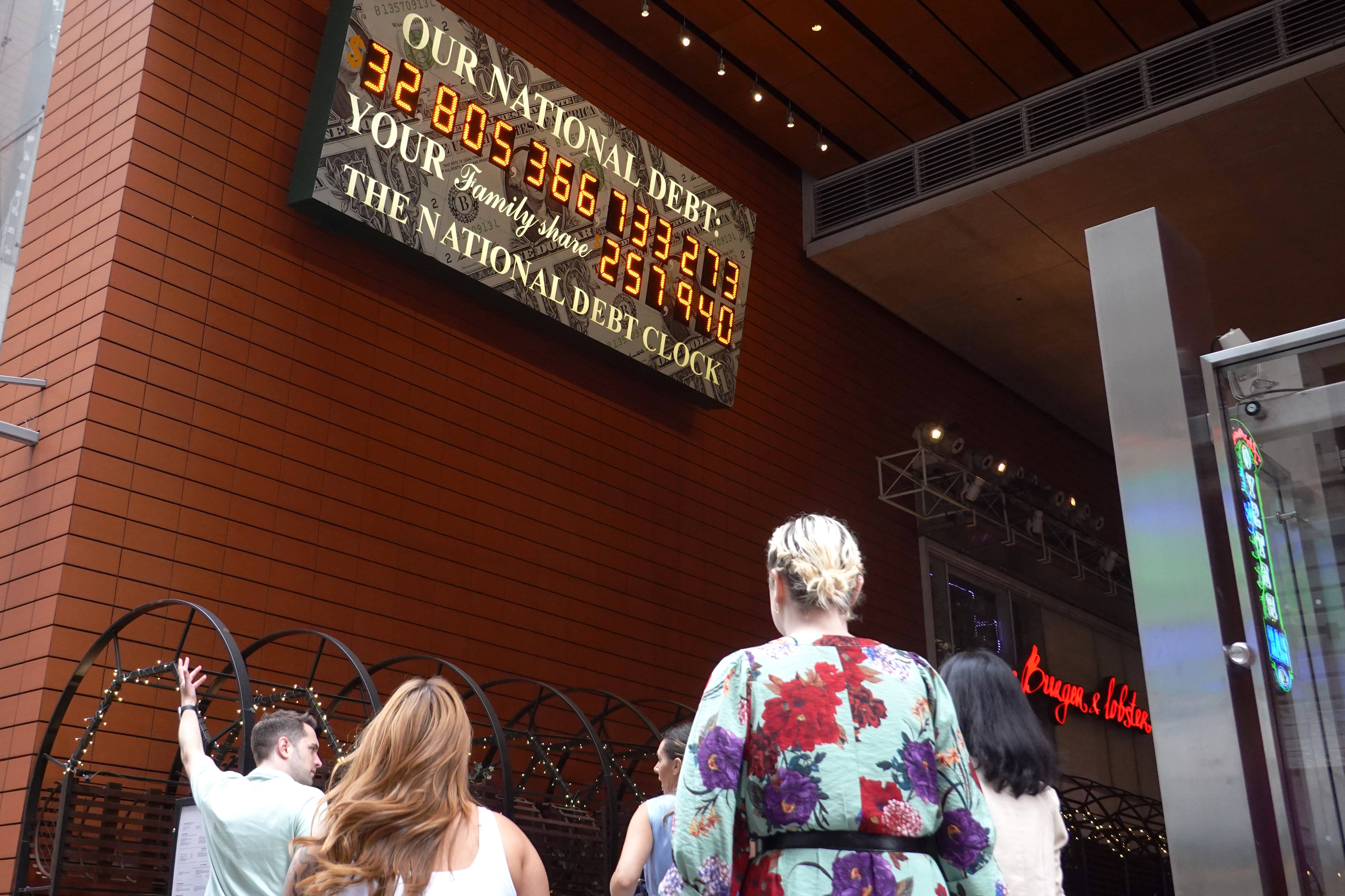 东西问｜张礼卿：全球金融安全网中<strong></p>
<p>币胜网</strong>，人民币扮演何种角色？