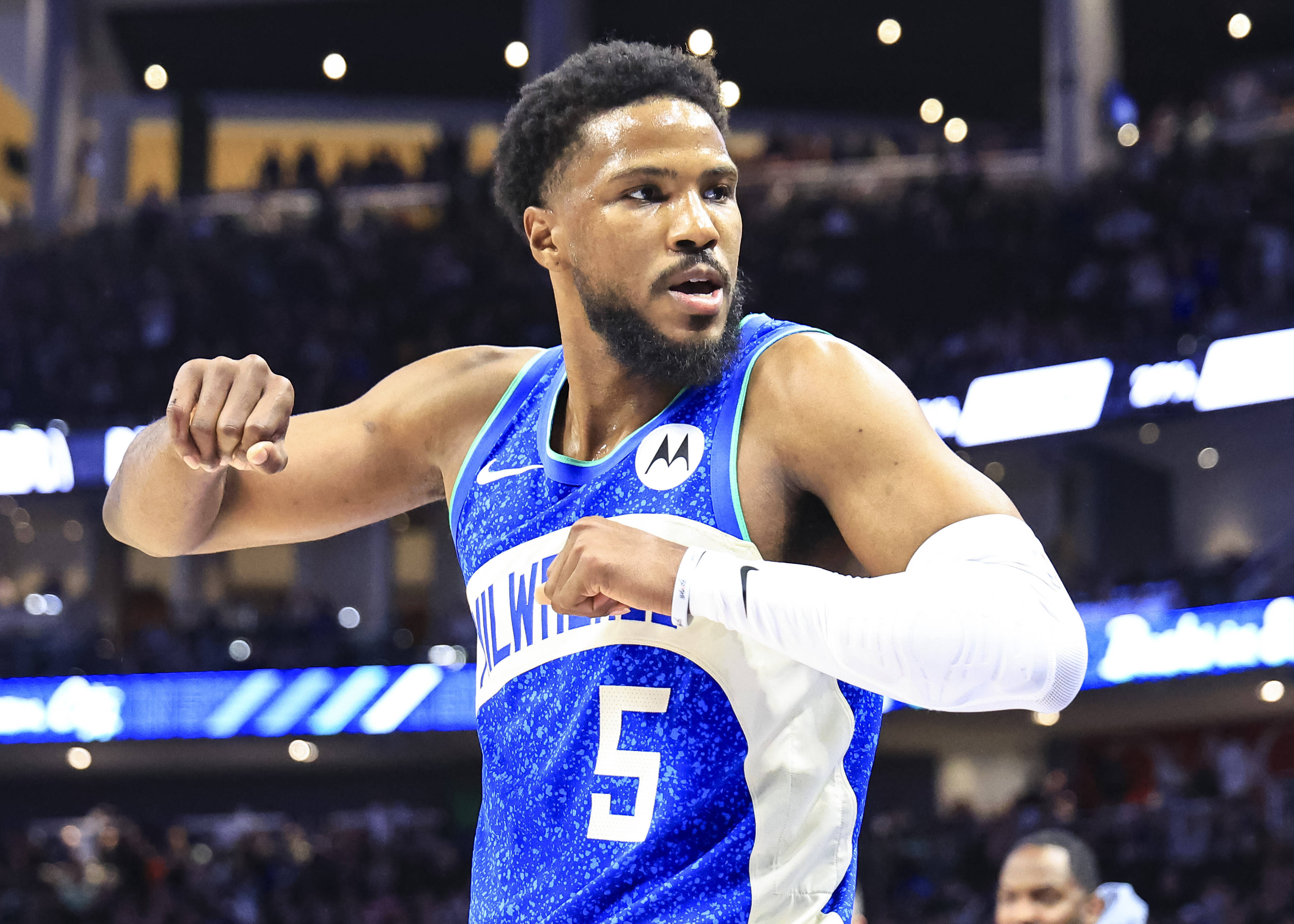 篮球——NBA常规赛:雄鹿胜篮网