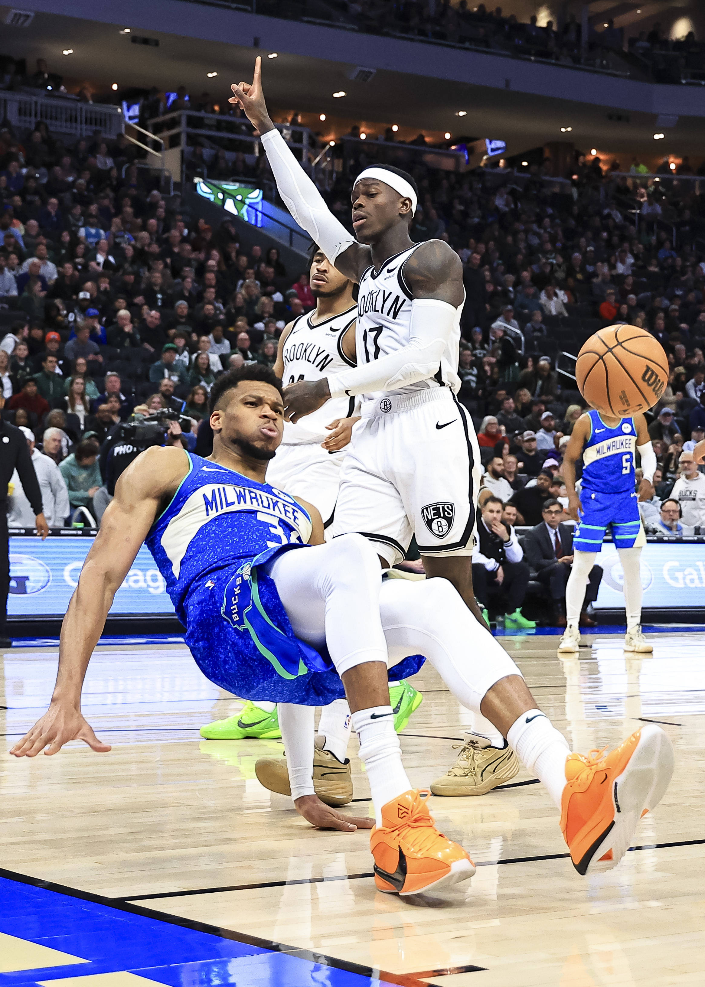 篮球——NBA常规赛:雄鹿胜篮网