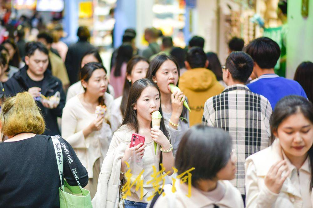 烟火气足人气旺，清明假期济南网红名街芙蓉街人头攒动