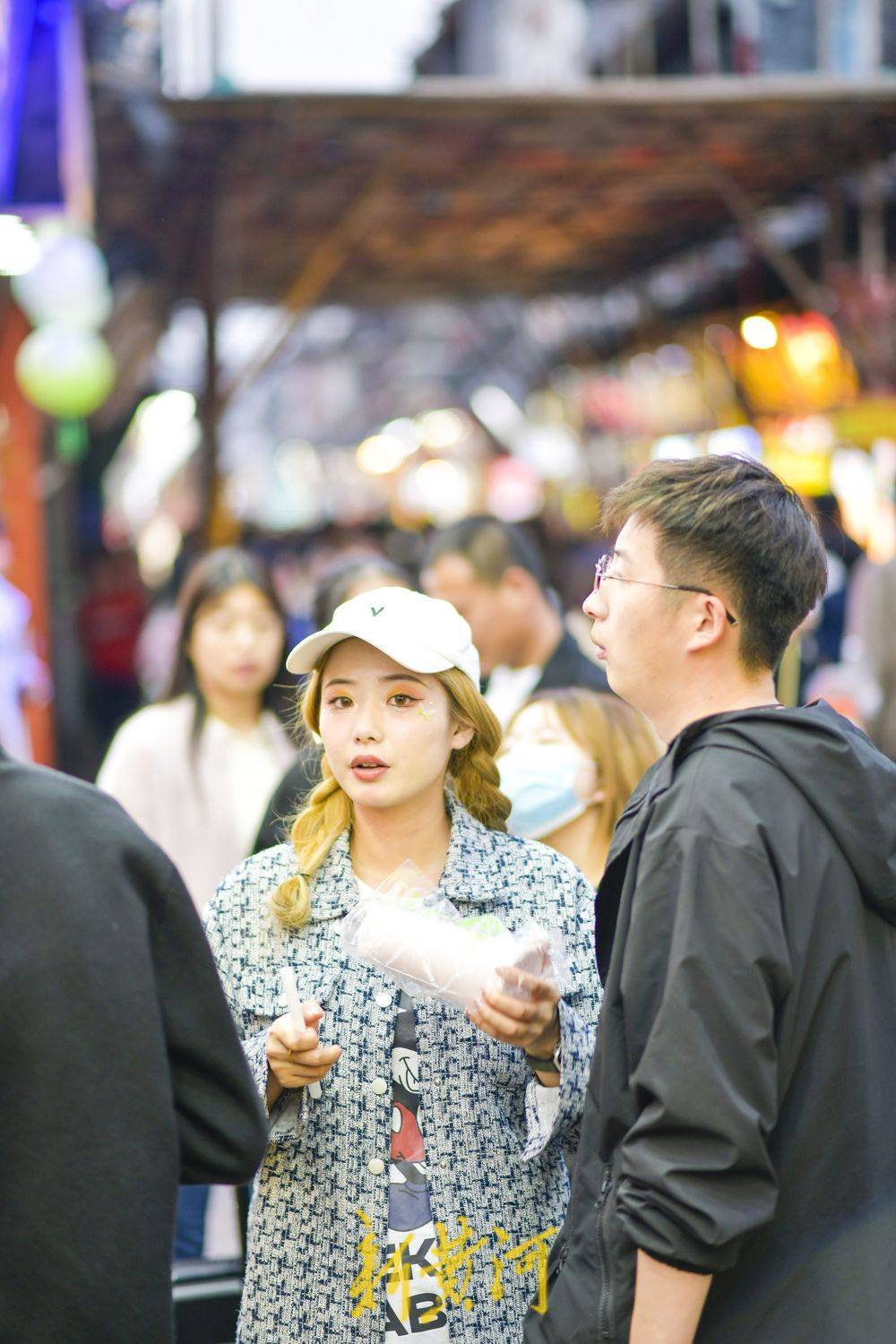 烟火气足人气旺<strong></p>
<p>芙蓉币网</strong>，清明假期济南网红名街芙蓉街人头攒动