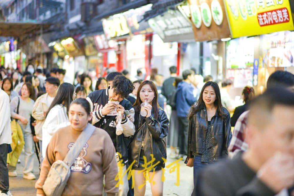 烟火气足人气旺<strong></p>
<p>芙蓉币网</strong>，清明假期济南网红名街芙蓉街人头攒动