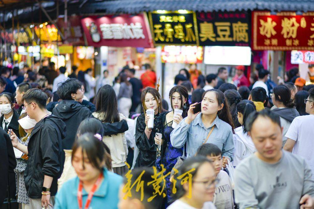 烟火气足人气旺<strong></p>
<p>芙蓉币网</strong>，清明假期济南网红名街芙蓉街人头攒动