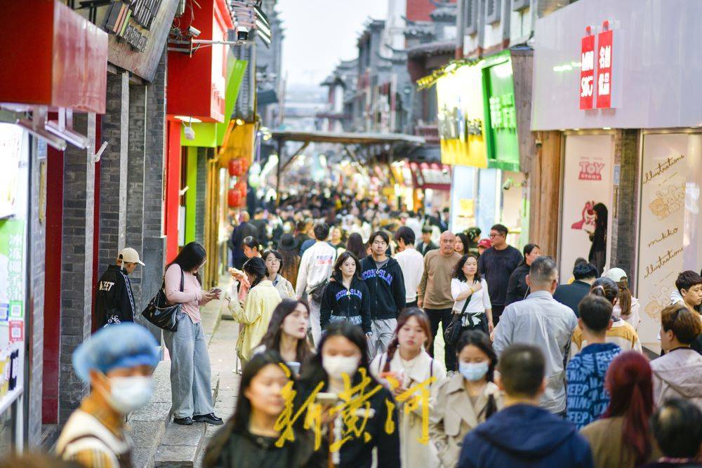 烟火气足人气旺<strong></p>
<p>芙蓉币网</strong>，清明假期济南网红名街芙蓉街人头攒动