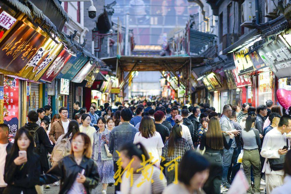 烟火气足人气旺<strong></p>
<p>芙蓉币网</strong>，清明假期济南网红名街芙蓉街人头攒动