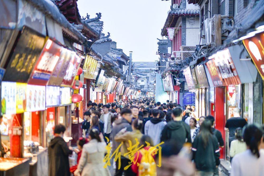 烟火气足人气旺<strong></p>
<p>芙蓉币网</strong>，清明假期济南网红名街芙蓉街人头攒动