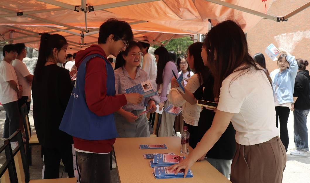 贵州中医药大学传承国粹 这群岐黄青年实力“圈粉”