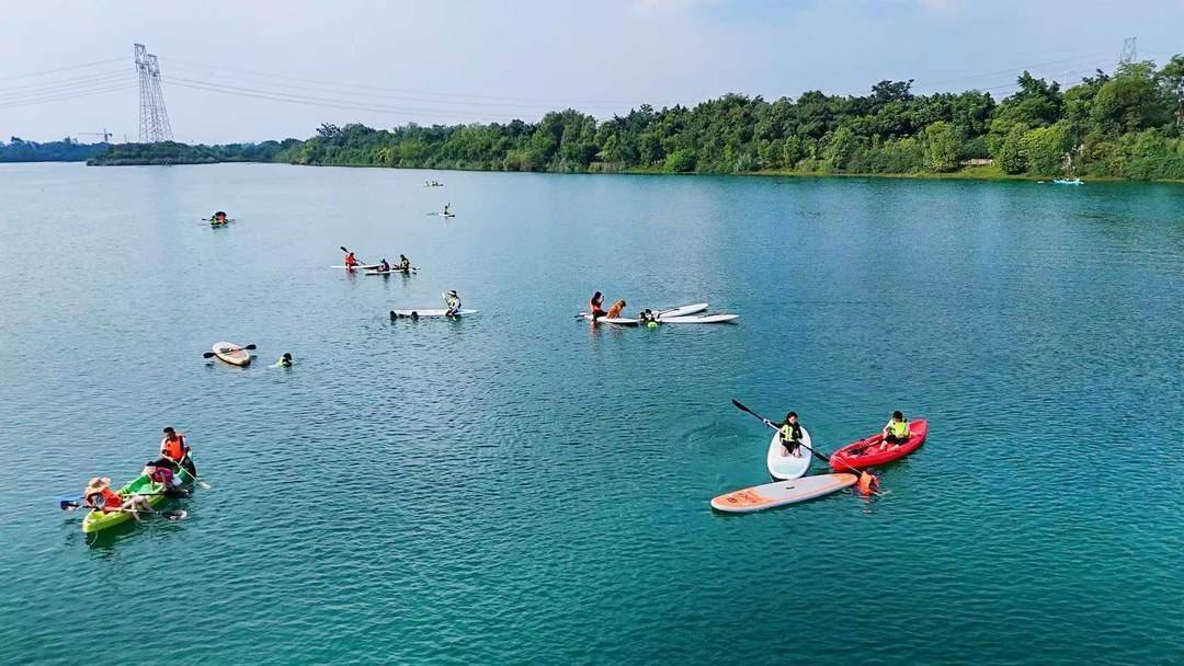 “水上漂”成户外新宠 暑期水上运动圈粉亲子客群