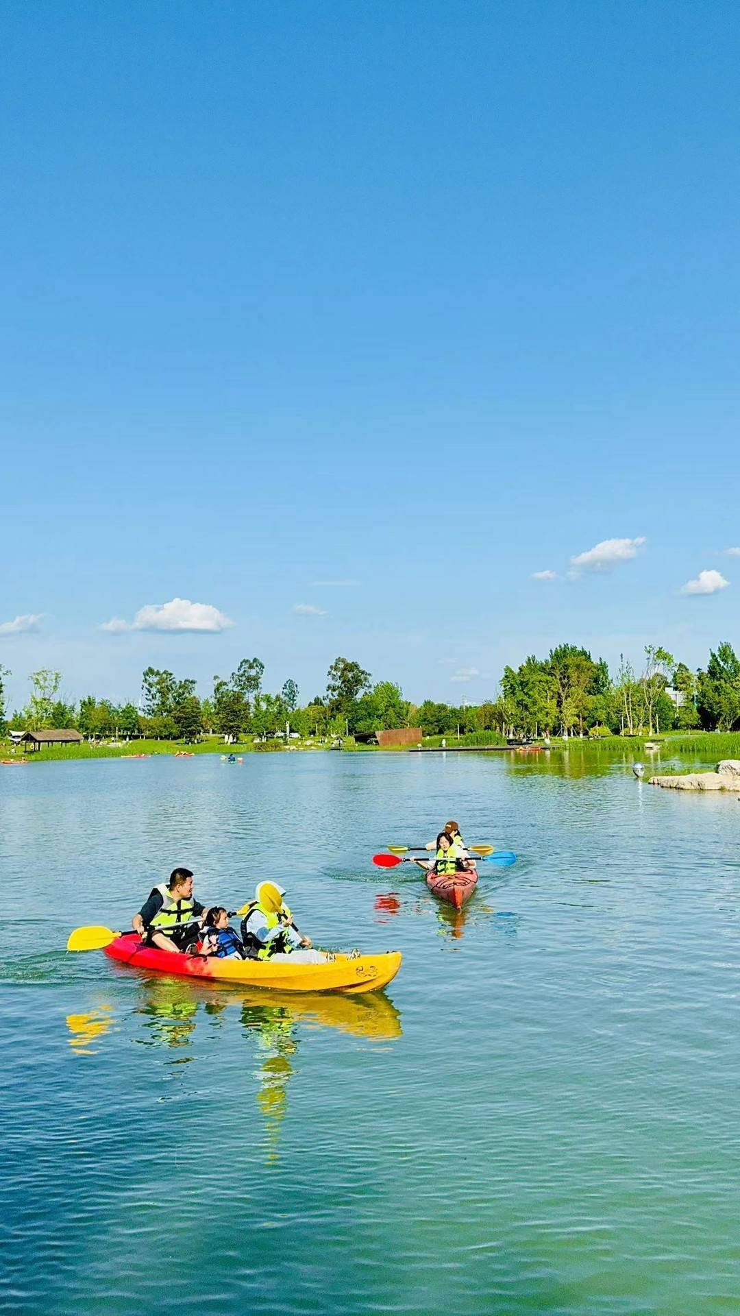 “水上漂”成户外新宠 暑期水上运动圈粉亲子客群