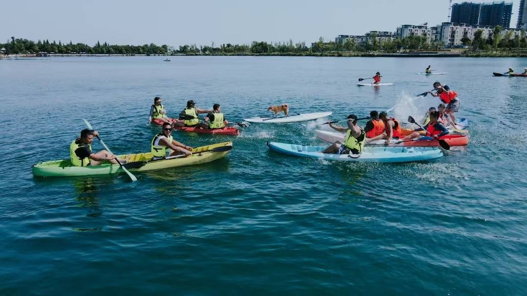 “水上漂”成户外新宠 暑期水上运动圈粉亲子客群