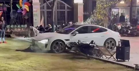 男子买新车后在群里炫耀被嘲<strong></p>
<p>炒币的app</strong>,持刀杀害一男子后开车撞向咖啡店?警方通报