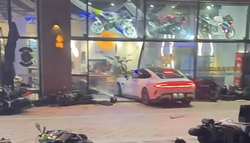 男子买新车后在群里炫耀被嘲<strong></p>
<p>炒币的app</strong>,持刀杀害一男子后开车撞向咖啡店?警方通报