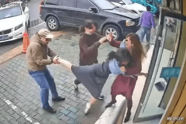 公职夫妻因挪车将女子打骨折<strong></p>
<p>炒币的app</strong>,想40万私了?通报来了