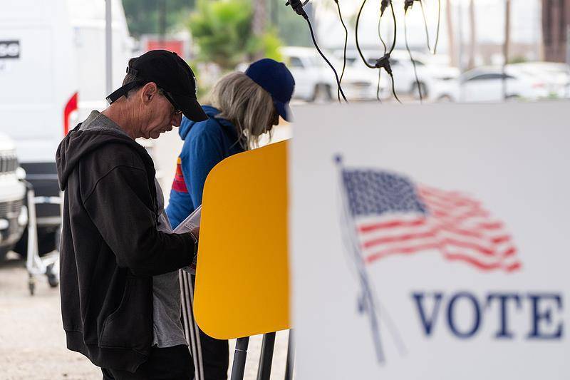 美民调显示大多数选民认为美国民主正受到威胁