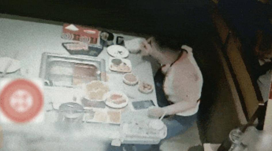 打两碗蘸料<strong></p>
<p>聚享币</strong>，吃一碗毁一碗！女子投虫敲诈火锅店更多细节曝光
