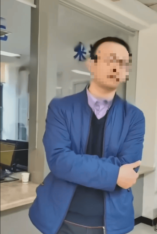 陕西一副局长为躲信访<strong></p>
<p>嗨币网</strong>，厕所跳窗逃走？回应→