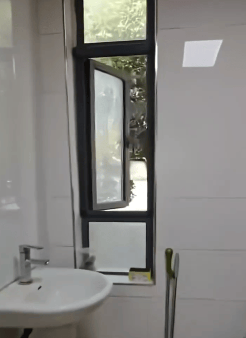 陕西一副局长为躲信访<strong></p>
<p>嗨币网</strong>，厕所跳窗逃走？回应→