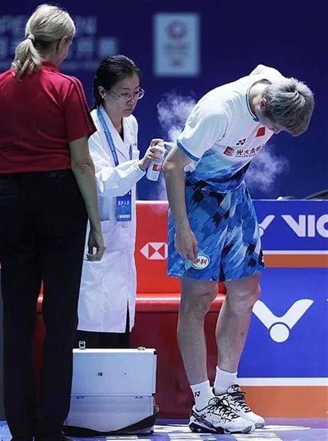 羽毛球世界第一石宇奇比赛中突发意外<strong></p>
<p>币圈大空翼</strong>，被担架抬走后留院观察