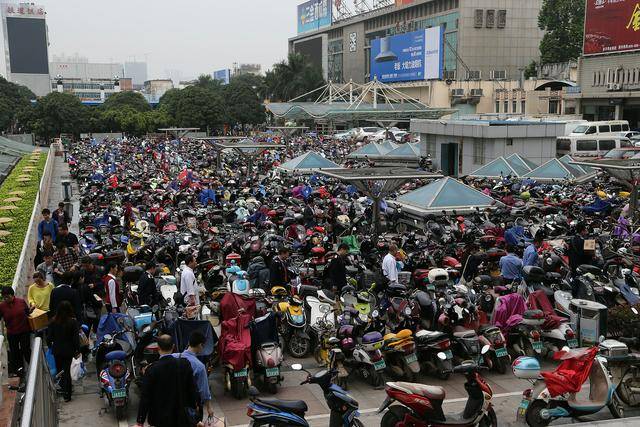 潮声丨新国标<strong></p>
<p>币圈大空翼</strong>，管得住狂奔的“小电驴”吗？