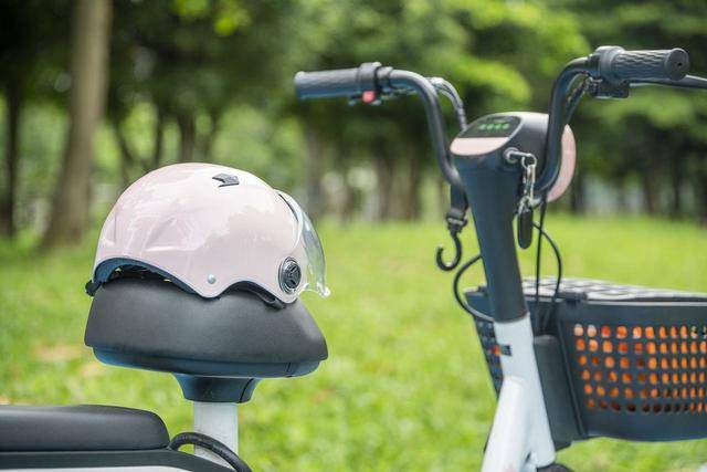 潮声丨新国标<strong></p>
<p>币圈大空翼</strong>，管得住狂奔的“小电驴”吗？