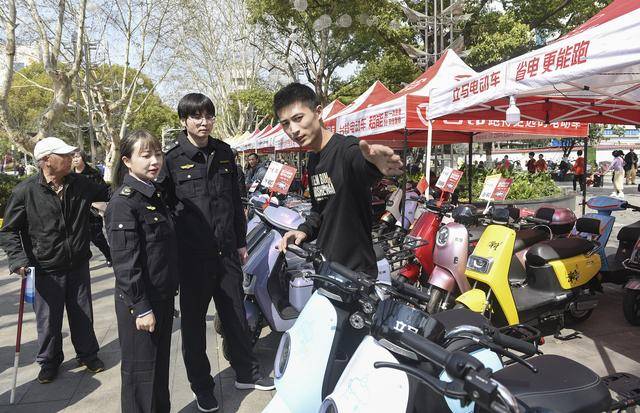 潮声丨新国标<strong></p>
<p>币圈大空翼</strong>，管得住狂奔的“小电驴”吗？