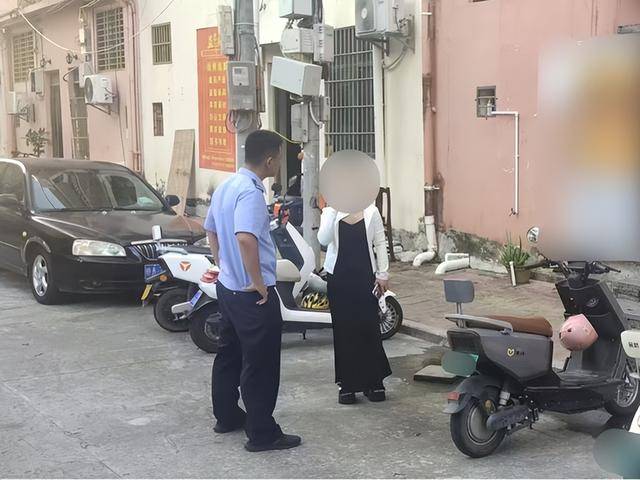 一女子肇事逃逸后仍去逛街<strong></p>
<p>币风港</strong>，被抓后竟称：是路人劝我走的