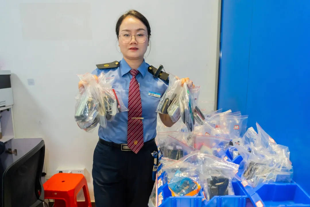 6天捡1000张身份证<strong></p>
<p>币风港</strong>！高铁站工作人员回应