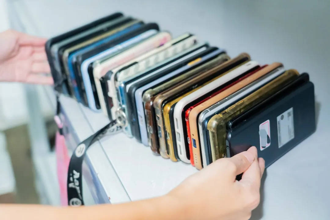 6天捡1000张身份证<strong></p>
<p>币风港</strong>！高铁站工作人员回应