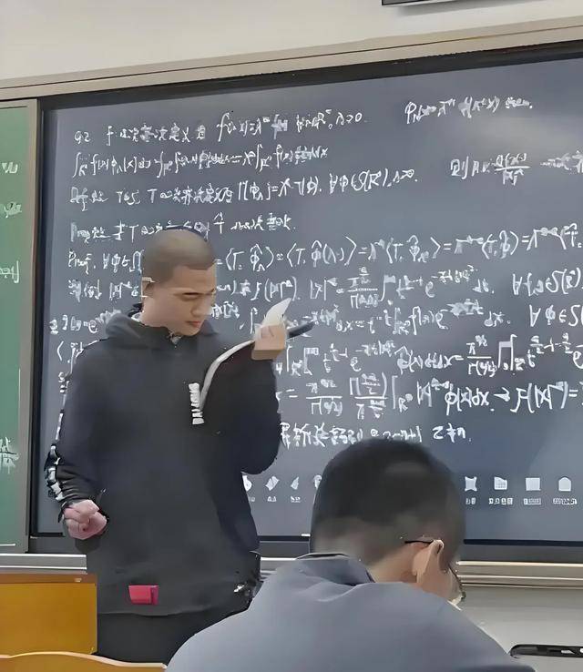 韦东奕上课照片走红<strong></p>
<p>币圈行话</strong>,新发型吸睛,网友:板书真漂亮,可惜看不懂