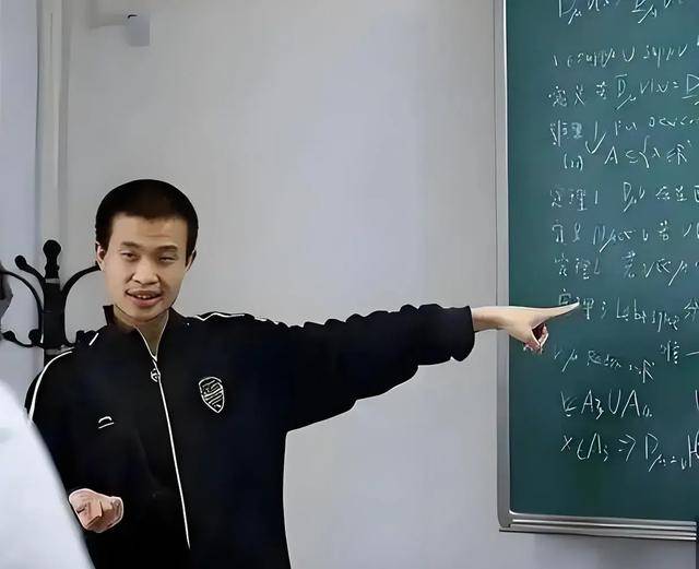 韦东奕上课照片走红<strong></p>
<p>币圈行话</strong>,新发型吸睛,网友:板书真漂亮,可惜看不懂