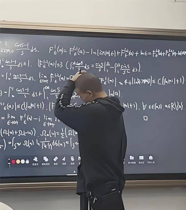 韦东奕上课照片走红<strong></p>
<p>币圈行话</strong>,新发型吸睛,网友:板书真漂亮,可惜看不懂