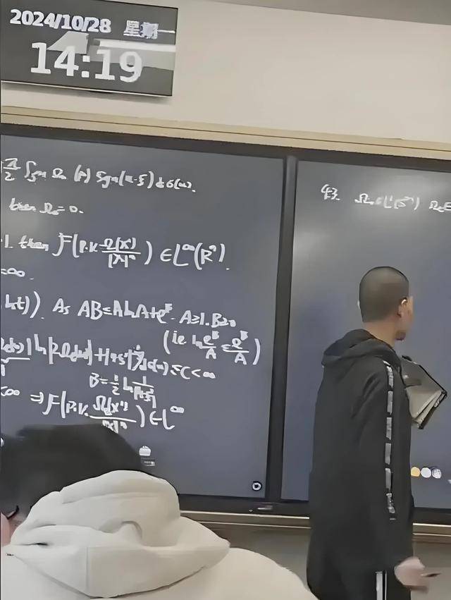 韦东奕上课照片走红<strong></p>
<p>币圈行话</strong>,新发型吸睛,网友:板书真漂亮,可惜看不懂