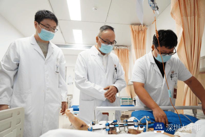 失血过半！深圳男子被三四百斤模具砸到<strong></p>
<p>淘金矿场app</strong>，医生全力抢救