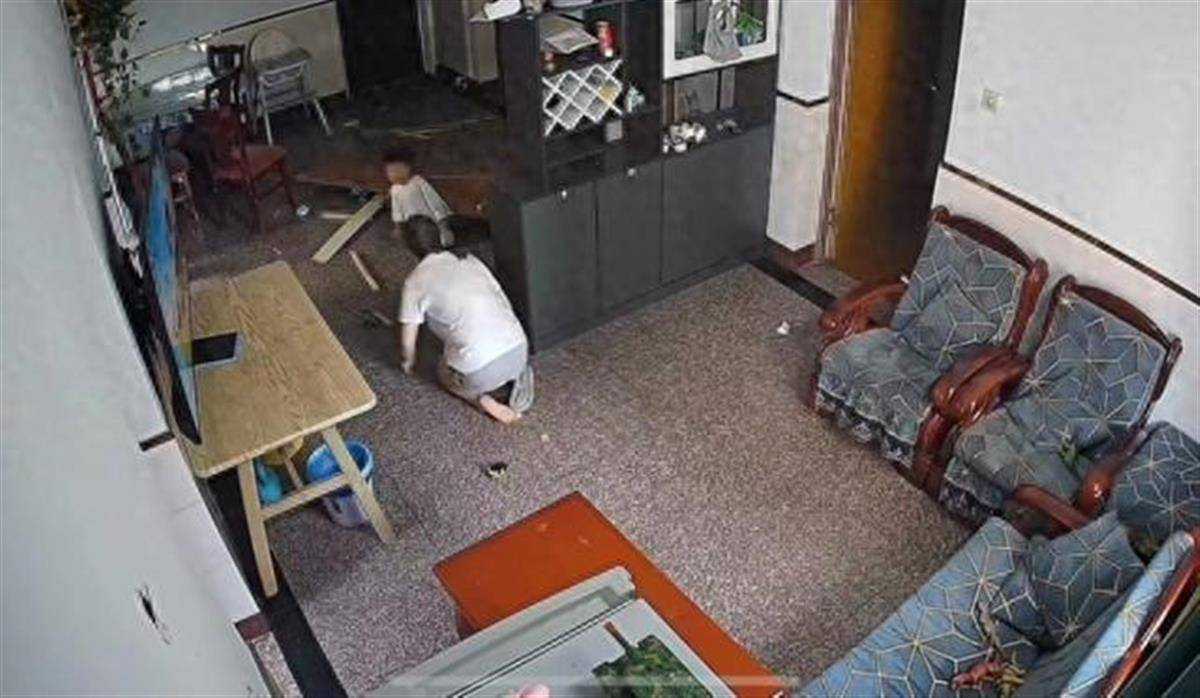 “烧伤妈妈”术后首次开口说话<strong></p>
<p>淘金矿场app</strong>，称一辈子的苦都吃完了，其丈夫已开始带货，512件好物有497人跟买